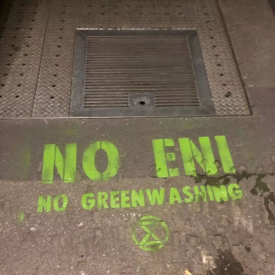 XrItaly's tweet photo. Questa notte @milano_xr ha visitato la sede di RAI Pubblicità in corso Sempione a Milano ed ha lasciato loro dei messaggi molto chiari: basta #ENI, basta #greenwashing.
#Rai,#diRAI la verità?
@RaiNews @Tg1Rai @tg2rai @Tg3web @RaiUno @RaiDue @RaiTre @RaiRadio7 @RaiRadio2 https://t.co/RtP3GLDo5E