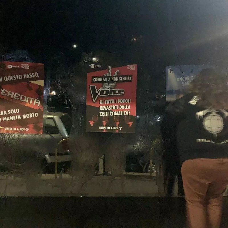 XrItaly's tweet photo. Questa notte @milano_xr ha visitato la sede di RAI Pubblicità in corso Sempione a Milano ed ha lasciato loro dei messaggi molto chiari: basta #ENI, basta #greenwashing.
#Rai,#diRAI la verità?
@RaiNews @Tg1Rai @tg2rai @Tg3web @RaiUno @RaiDue @RaiTre @RaiRadio7 @RaiRadio2 https://t.co/RtP3GLDo5E