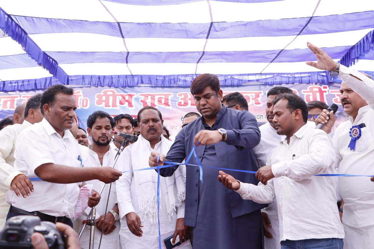 sonofmallah's tweet photo. कैमूर के दक्षिण कुदरा ब्लॉक स्थित पेंशनर भवन मे��� आयोजित संविधान निर्माता 'भारत रत्न' बाबा साहेब डॉ. भीमराव अंबेडकर जी की जयंती समारोह में शामिल होकर उनकी तस्वीर पर माल्यार्पण कर नमन किया तथा जनसभा को संबोधित किया। https://t.co/Z1kM1pX7f6