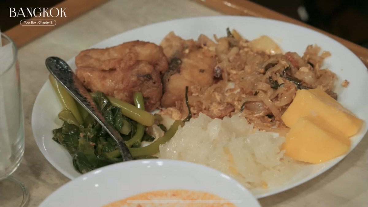 paaalimmms's tweet image. จานข้าวใคร 😭😭😭😭 ฉันรวมยังกะบาตรพระ 5555555555555555555 ข้าวเหนียวมะม่วง ผัดคะน้า น่องไก่ ปลาทอด ผัดไท กุร้องเรียนได้ไหม😭😭😭😭😭😭😭😭