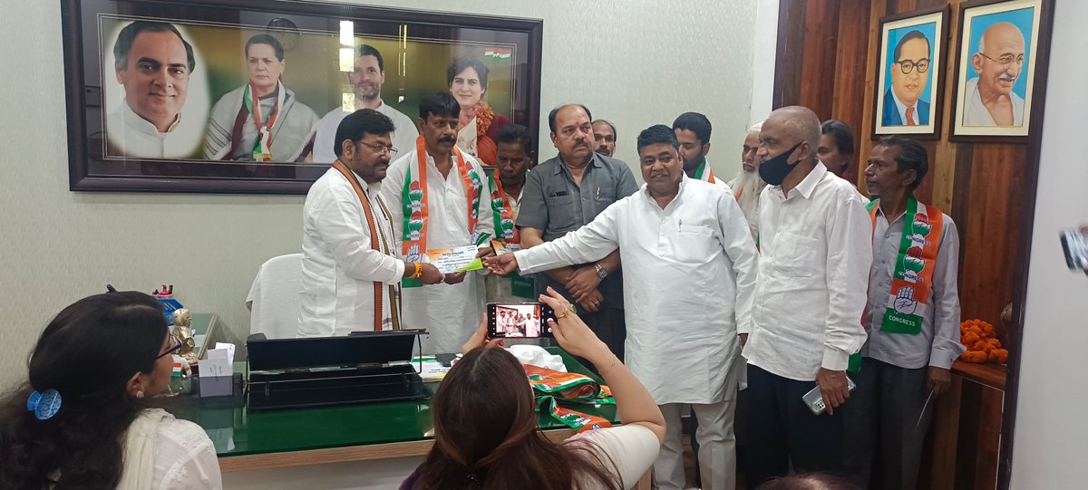 indalkumarrawat's tweet photo. #लखनऊ की नगर  पंचायत काकोरी के वरिष्ठ नेता जनाब रियाज अहमद ने माननीय बृजलाल खाबरी प्रदेश अध्यक्ष जी से मिलकर अपने दर्जनों साथियों के साथ बसपा छोड़कर कांग्रेस पार्टी की सदस्यता ग्रहण कर कांग्रेस पार्टी ज्वाइन की। https://t.co/xKBtHLTfRL