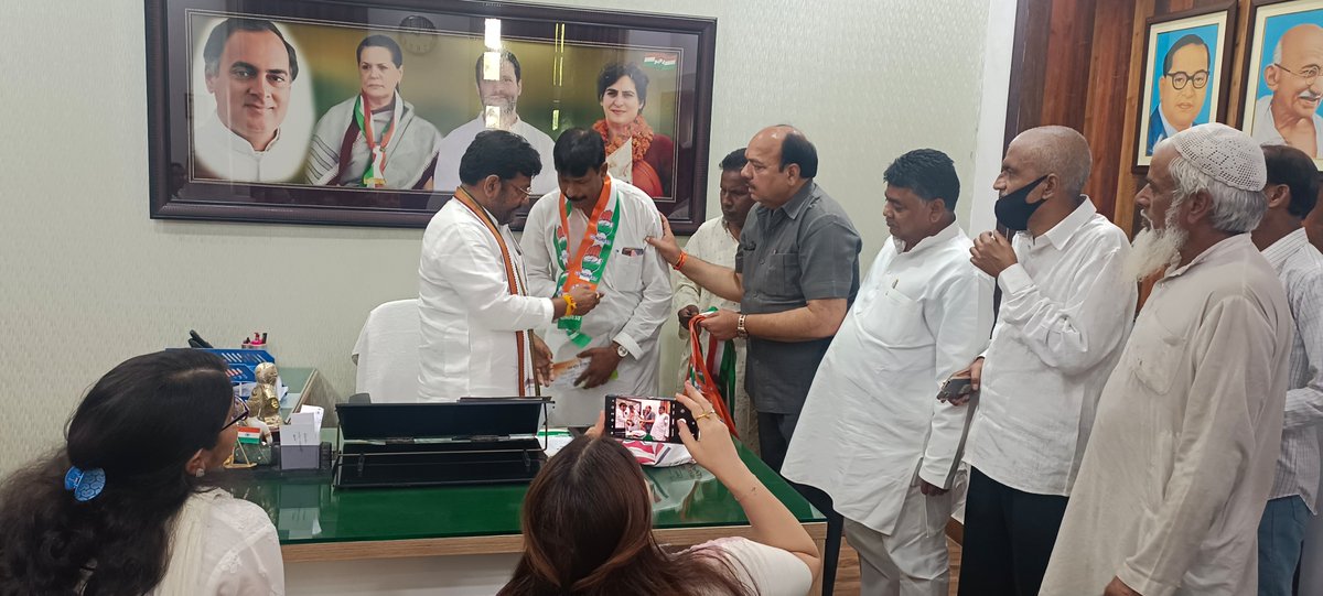 indalkumarrawat's tweet photo. #लखनऊ की नगर  पंचायत काकोरी के वरिष्ठ नेता जनाब रियाज अहमद ने माननीय बृजलाल खाबरी प्रदेश अध्यक्ष जी से मिलकर अपने दर्जनों साथियों के साथ बसपा छोड़कर कांग्रेस पार्टी की सदस्यता ग्रहण कर कांग्रेस पार्टी ज्वाइन की। https://t.co/xKBtHLTfRL