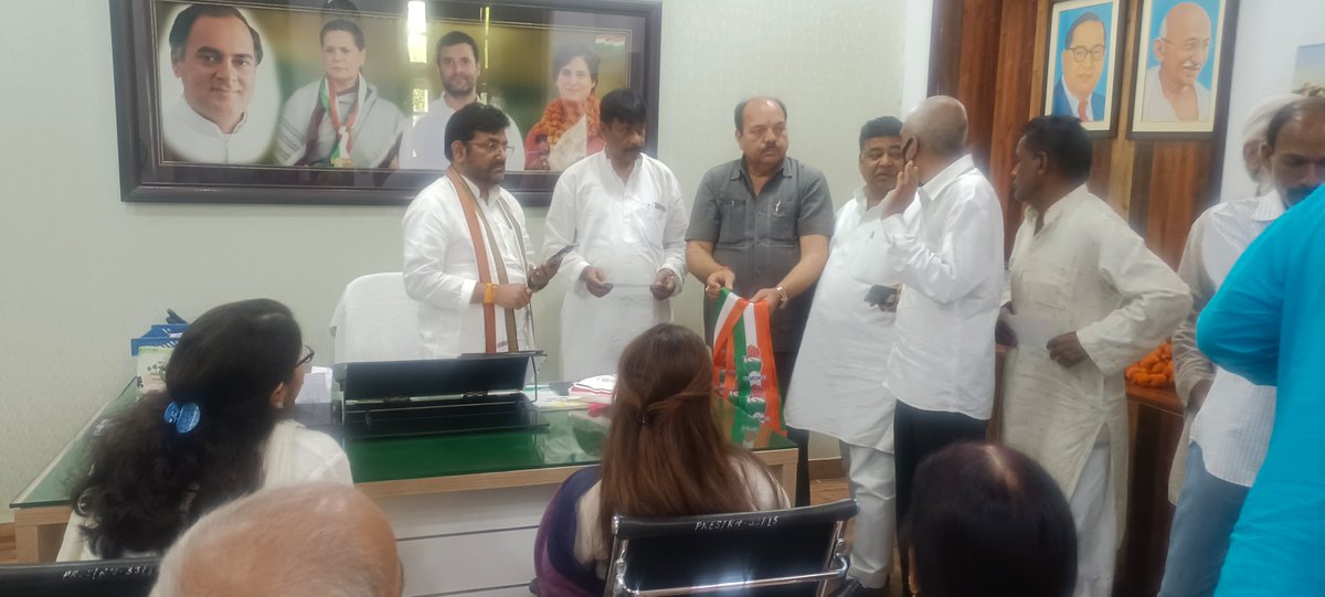 indalkumarrawat's tweet photo. #लखनऊ की नगर  पंचायत काकोरी के वरिष्ठ नेता जनाब रियाज अहमद ने माननीय बृजलाल खाबरी प्रदेश अध्यक्ष जी से मिलकर अपने दर्जनों साथियों के साथ बसपा छोड़कर कांग्रेस पार्टी की सदस्यता ग्रहण कर कांग्रेस पार्टी ज्वाइन की। https://t.co/xKBtHLTfRL