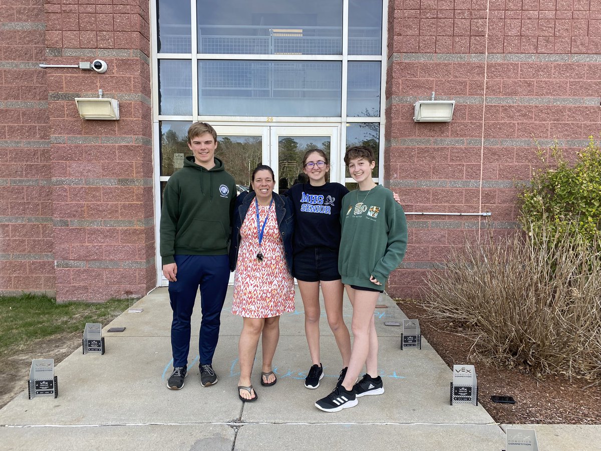 amandahough6's tweet image. My why I teach…#RoboticsKids #Love&amp;amp;GonnaMiss them @MashpeeSchools @mashpeetech @VEXRobotics #OMGRobots #SeniorPrank ❤️❤️❤️❤️ #Road2Worlds