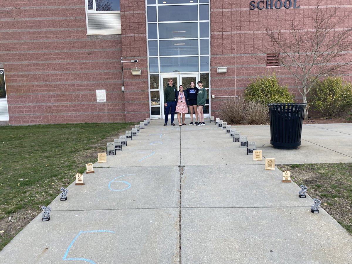amandahough6's tweet image. My why I teach…#RoboticsKids #Love&amp;amp;GonnaMiss them @MashpeeSchools @mashpeetech @VEXRobotics #OMGRobots #SeniorPrank ❤️❤️❤️❤️ #Road2Worlds
