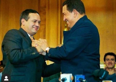 VenezuelaCoolLA's tweet photo. #Efemérides #14Abril Hace 21 años, el Comandante Hugo Chávez retoma la presidencia de Venezuela, después del fracasado Golpe de Estado del #11abril del 2002; quien fue recibido en Miraflores por el pueblo y los soldados. #MaduroLealtadYVictoria https://t.co/5DItXxkdeG