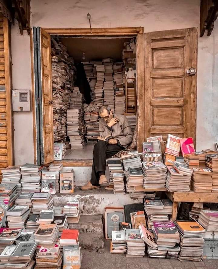 jjmunozrengel's tweet photo. Mohamed Azizi, El Abdi, el librero más famoso de Marruecos, ha leído más de 4.000 de los libros que han pasado por su pequeña librería en Rabat desde 1967. Los leyó en árabe, francés, alemán, italiano o español. Nunca pudo terminar sus estudios. https://t.co/VqsFSKZRlz