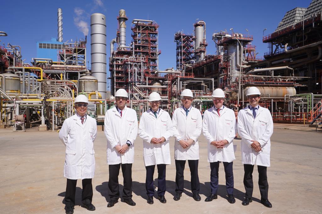 IndustriaAnd's tweet photo. 📸 El consejero Jorge @ParadelaJSr ha acompañado al presidente de @AndaluciaJunta, @JuanMa_Moreno, en la presentación de la alianza entre @Cepsa y #BioOils, compañía de @apicalgroup, para construir una planta de biocombustibles de segunda generación en #Huelva ♻️ https://t.co/2017y40Ypi