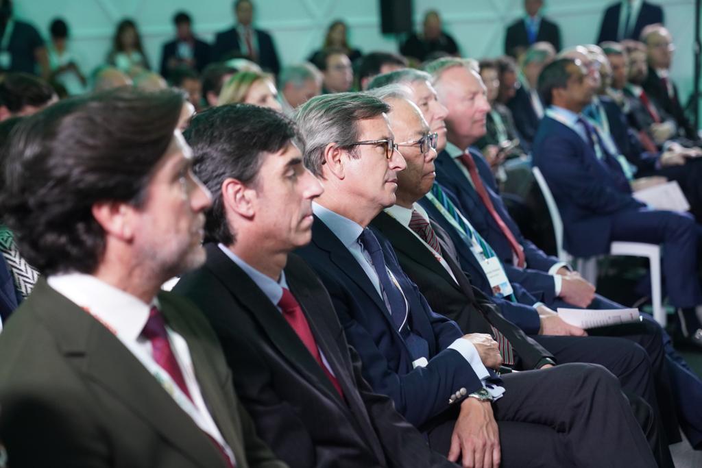 IndustriaAnd's tweet photo. 📸 El consejero Jorge @ParadelaJSr ha acompañado al presidente de @AndaluciaJunta, @JuanMa_Moreno, en la presentación de la alianza entre @Cepsa y #BioOils, compañía de @apicalgroup, para construir una planta de biocombustibles de segunda generación en #Huelva ♻️ https://t.co/2017y40Ypi