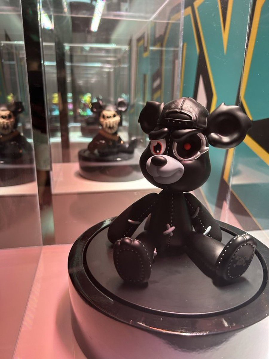 jwolffstudioart's tweet photo. My @killabearsnft Killatoy IRL.

Truly blown away. It was surreal to see it in person and I couldn’t have been happier. Also it was awesome having everyone congratulate me after they saw it! 
#killabears #WeLikeTheBears #killatoys #cybear https://t.co/hINC83xMEV