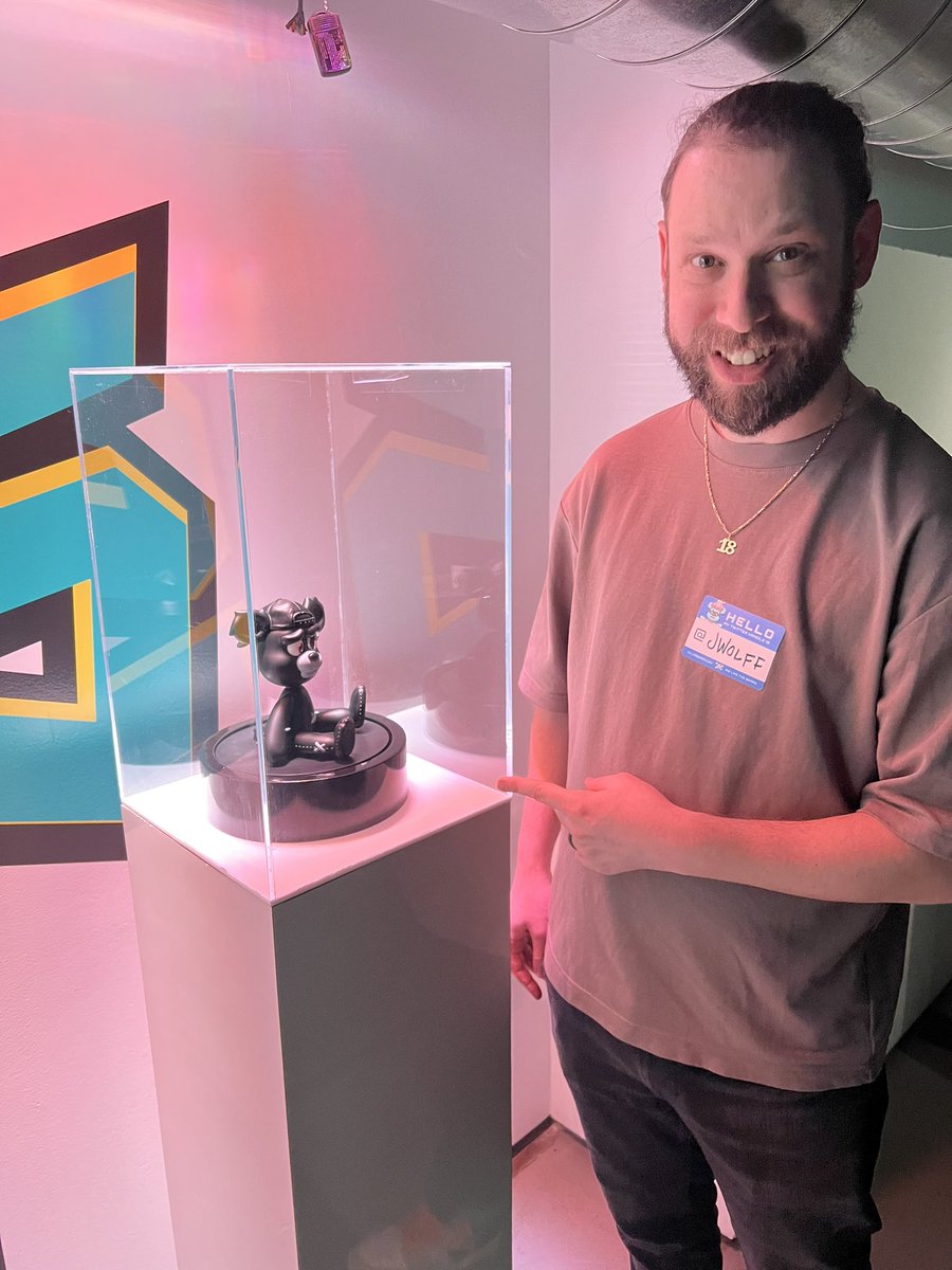 jwolffstudioart's tweet photo. My @killabearsnft Killatoy IRL.

Truly blown away. It was surreal to see it in person and I couldn’t have been happier. Also it was awesome having everyone congratulate me after they saw it! 
#killabears #WeLikeTheBears #killatoys #cybear https://t.co/hINC83xMEV