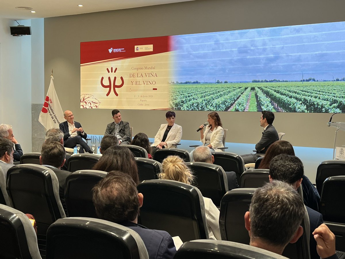 elenmaes's tweet photo. Hoy en la presentación del 44 Congreso Mundial de la Viña y el Vino. Una cita que se celebrará en junio (del 5 al 8) con un gran programa de actividades. Sobre todo tendencias en el consumo de #vino y destacar España como gran productor y exportador. @OIV2023Spain @mapagob https://t.co/Jxl9Cl3rpr
