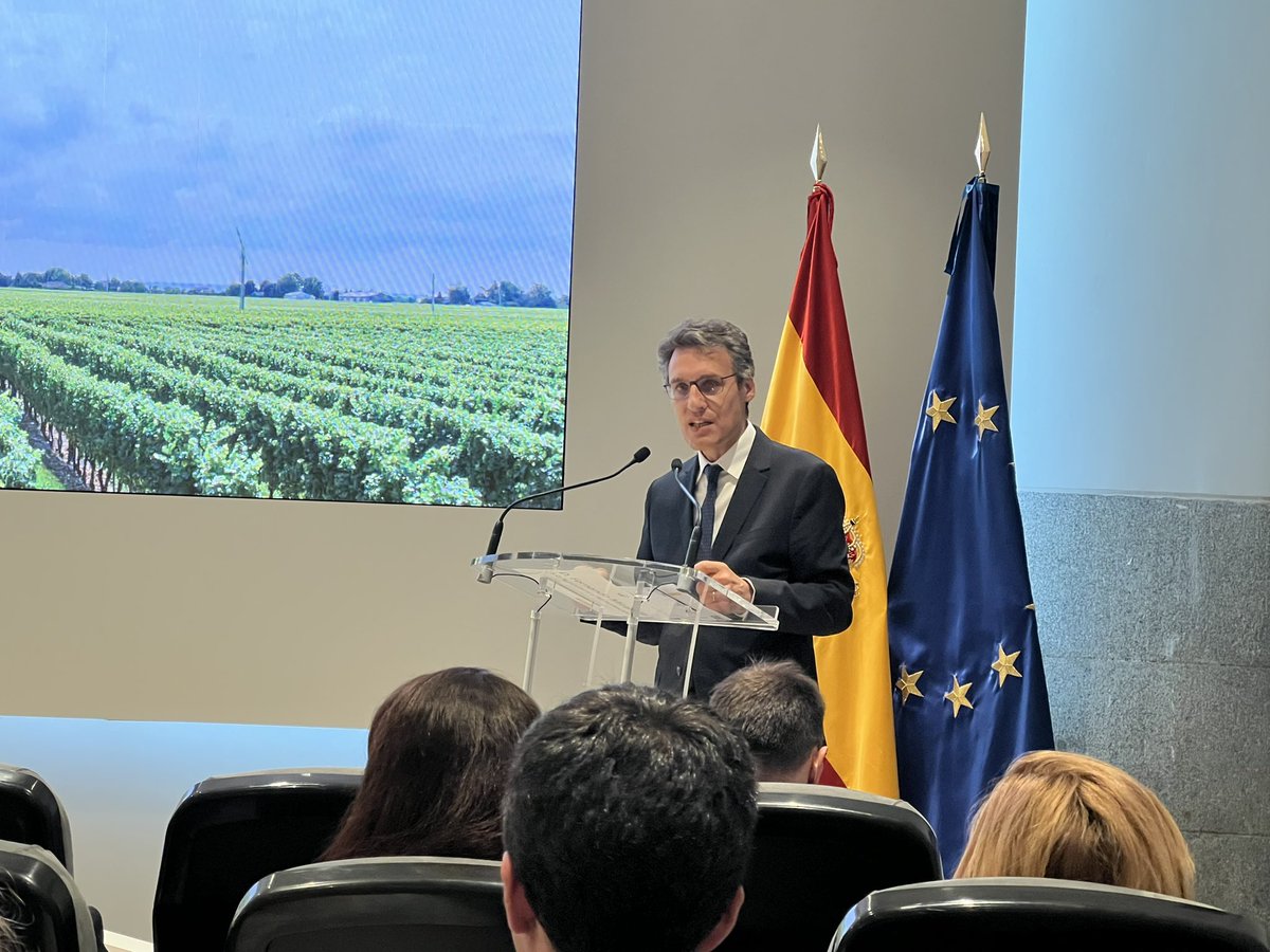 elenmaes's tweet photo. Hoy en la presentación del 44 Congreso Mundial de la Viña y el Vino. Una cita que se celebrará en junio (del 5 al 8) con un gran programa de actividades. Sobre todo tendencias en el consumo de #vino y destacar España como gran productor y exportador. @OIV2023Spain @mapagob https://t.co/Jxl9Cl3rpr