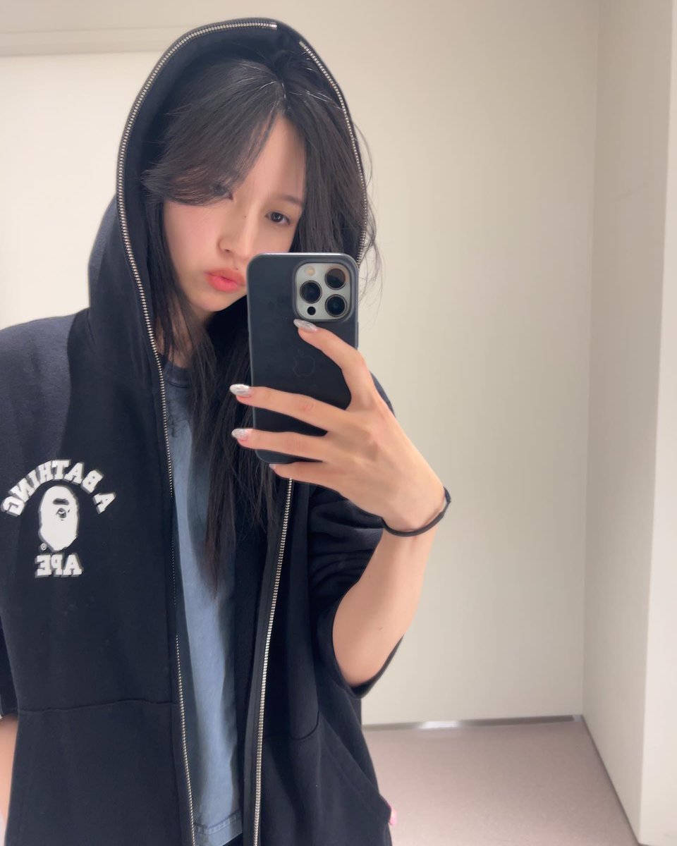 MINA'S CUTE MIRROR SELCAS 🥺