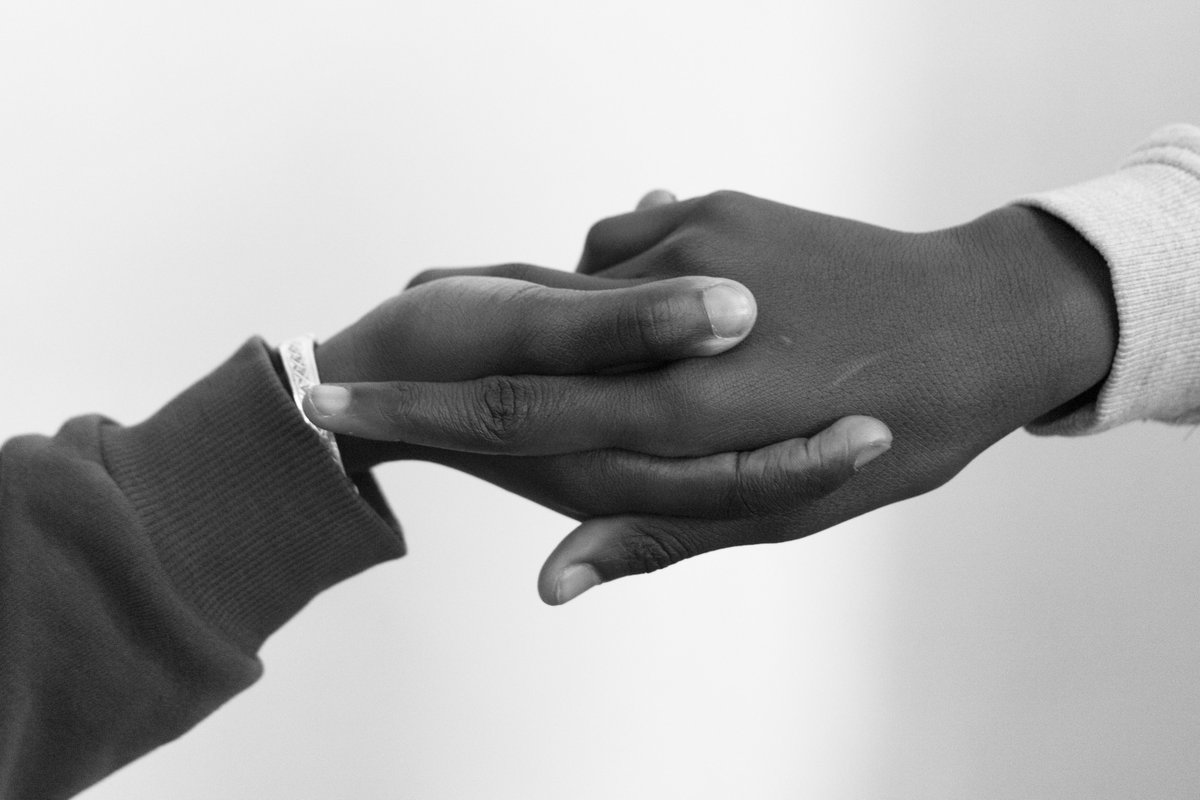 Poings levés, index tendus, paumes tournées vers le ciel ou vers le sol : que signifient ces éléments-clés du langage non-verbal ? Des collégiens en ont dressé un répertoire photographique. Saurez-vous les interpréter ? Jouez ! #dugesteaumot #mémoire #lumnifr