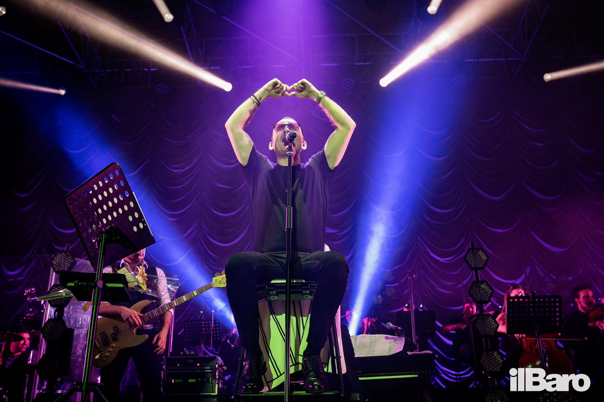 rockmoda's tweet image. Brescia romantica! ❤️ Grazie a tutti per ieri, un’altra serata che porteremo nel cuore 🍀
E ora tocca a Padova! Ci vediamo sabato con un tutto esaurito al Gran Teatro Geox 🫶🏼

 📸 IlBaro

#Modà #ModàLive #ModàeOrchestra #Modà20 #Gioia10 #Romantici @officialFandP