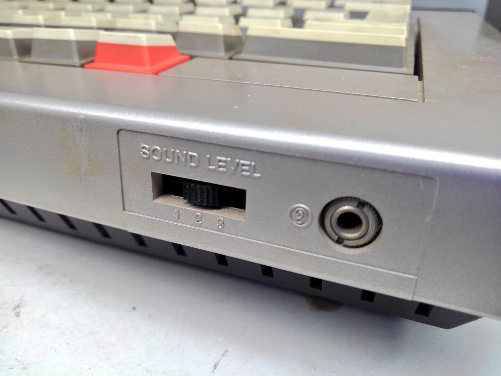 toshitada1973's tweet photo. SMC-70の外装をチェックするよ。各種コネクタが…両サイドにある！　　　これ、ケーブルを刺したらすごく場所を取るのでは…
さて、開けますよ…。#SMC70 https://t.co/gUI9xBnB7I