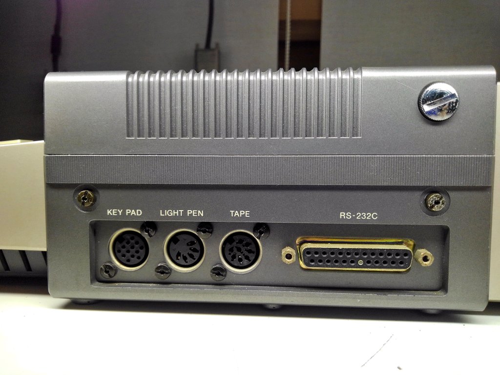 toshitada1973's tweet photo. SMC-70の外装をチェックするよ。各種コネクタが…両サイドにある！　　　これ、ケーブルを刺したらすごく場所を取るのでは…
さて、開けますよ…。#SMC70 https://t.co/gUI9xBnB7I