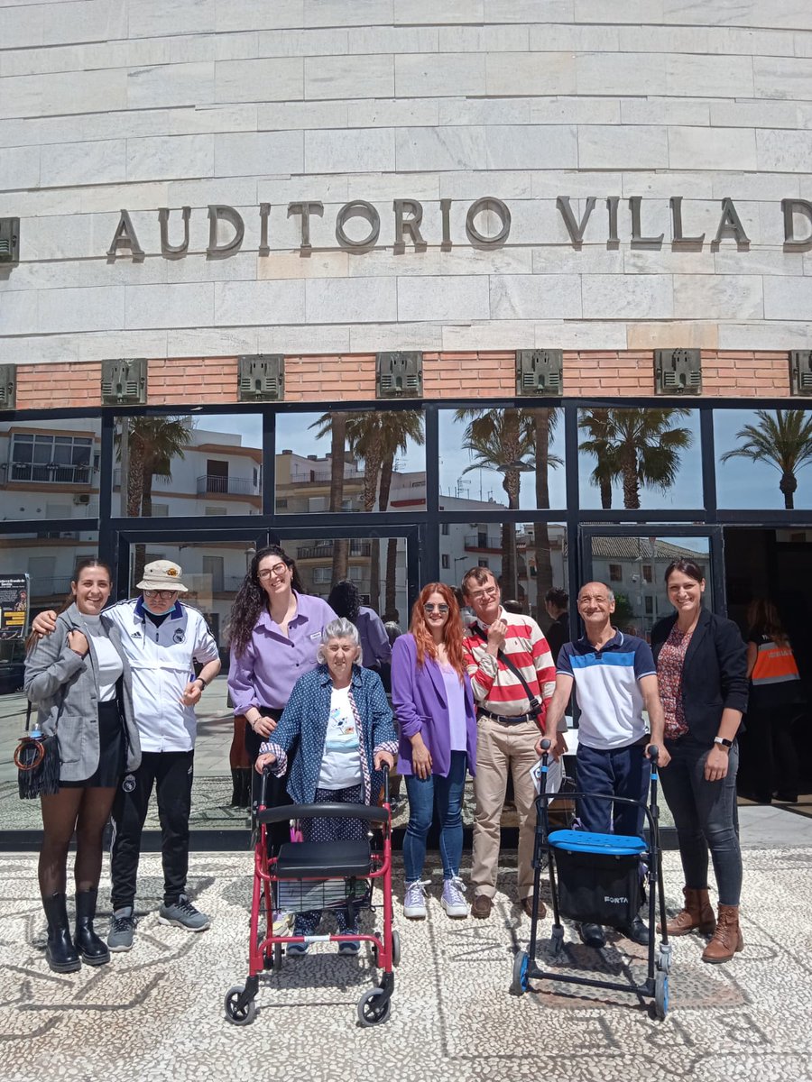 HospitalariasGr's tweet photo. Las personas del CDO #Realidad2001 ha participado la #jornadaformativa sobre envejecimiento en Salobreña, dando a conocer nuestra sala de bienestar y la metodología de trabajo que fundamenta las múltiples actividades que se llevan a cabo en ella. @Ayudan2 https://t.co/4bG6bV0sSL