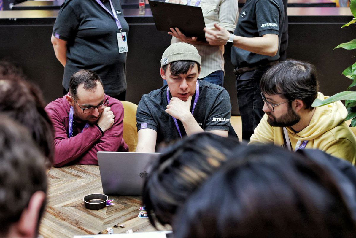 kotlinconf's tweet photo. 📽️ Kotlin Notebooks demo, anyone?

@volebamor is presenting right now at the JetBrains booth! https://t.co/I0rk0f9dqA