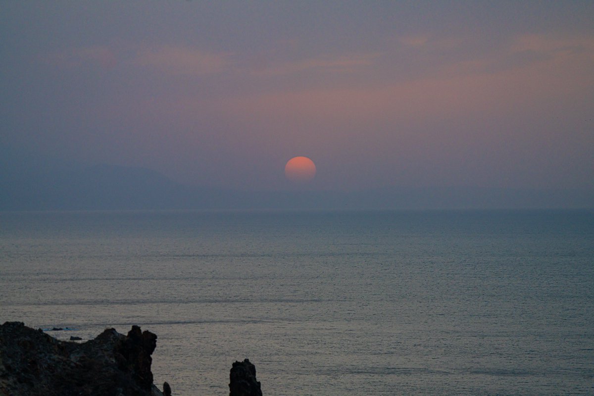 BARSLIME's tweet photo. ほぼ晴れなのに黄砂の影響で遠い物全てモヤの掛かった写真。これはこれで良しとしよう🙆
#小樽
#新日本海フェリー
#夕日
#夕陽
#日没
#北海道
#鰊御殿
#おたる水族館
#日和山灯台
#小樽祝津パノラマ展望台
#黄砂
#yellowdust
#ship
#sunset
#hokkaido https://t.co/H8Q3b2eUGb