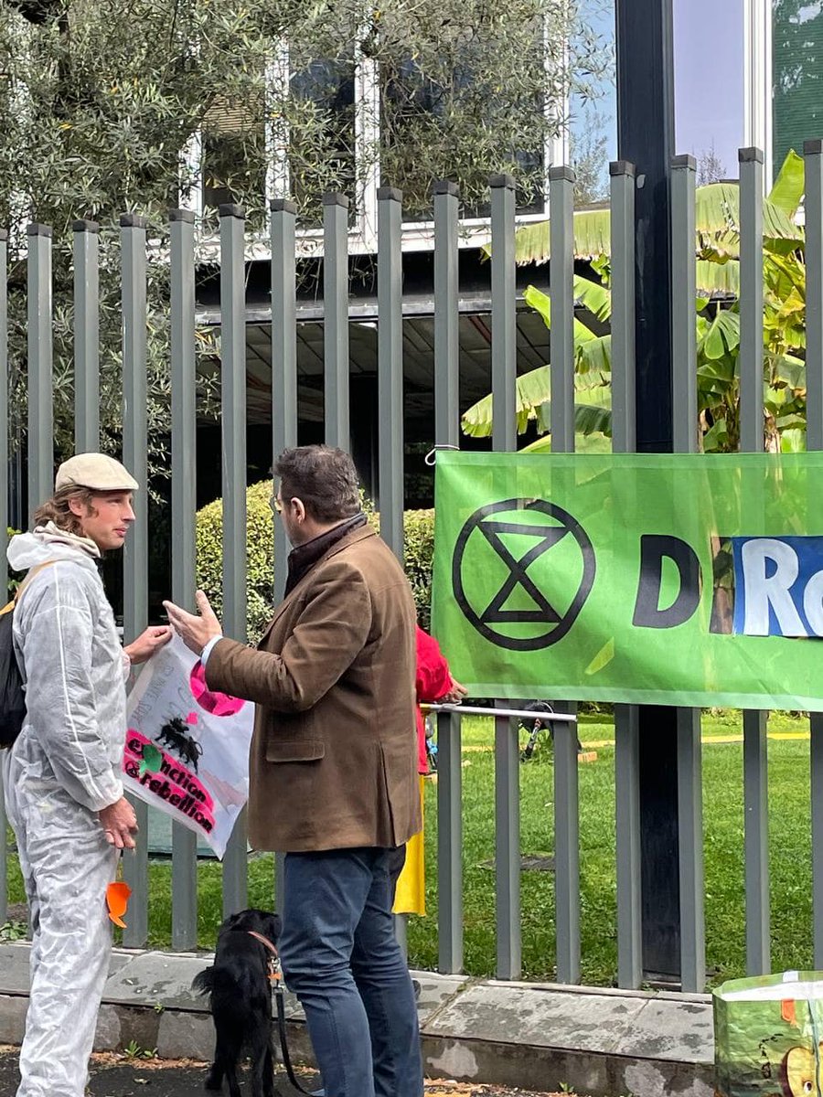 XrItaly's tweet photo. Oggi XR Roma era alla sede centrale della RAI a Roma per chiedere di smetterla con lo spazio pubblicitario alle aziende fossili, principali responsabili della #CrisiClimatica, #ENI su tutte.
#RAI,#diRAI la verità?
@RaiNews @Tg1Rai @tg2rai @Tg3web @RaiUno @RaiDue @RaiTre https://t.co/asczcn7rHw