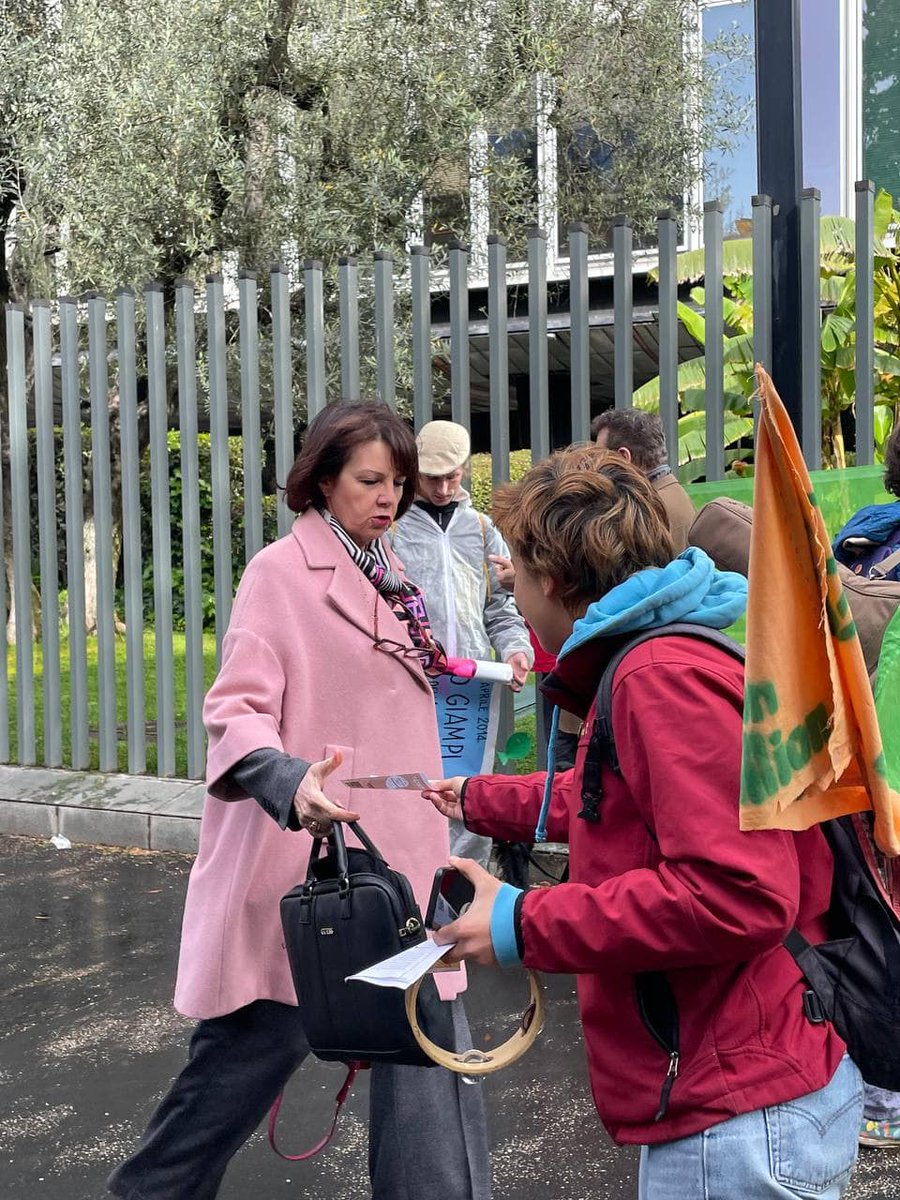 XrItaly's tweet photo. Oggi XR Roma era alla sede centrale della RAI a Roma per chiedere di smetterla con lo spazio pubblicitario alle aziende fossili, principali responsabili della #CrisiClimatica, #ENI su tutte.
#RAI,#diRAI la verità?
@RaiNews @Tg1Rai @tg2rai @Tg3web @RaiUno @RaiDue @RaiTre https://t.co/asczcn7rHw