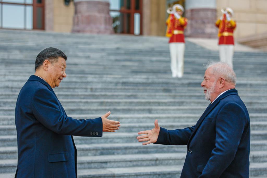 Bom dia, Brasil! Assinei agora com o presidente Xi Jinping acordos entre nossos países, para avançarmos em áreas como energias renováveis, indústria automotiva; agronegócio, linhas de crédito verde, tecnologia da informação, saúde e infraestrutura. 🇧🇷🤝🇨🇳

📸: <a href="/ricardostuckert/">Ricardo Stuckert</a>
