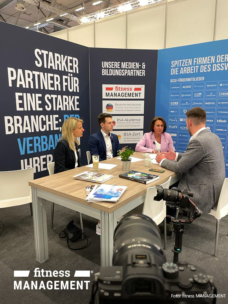 fm_aktuell's tweet image. Gestern hat unser Team den Abend bei der #Technogym-Party ausklingen lassen. Auf der #FIBO haben wir die beste Möglichkeit, uns mit unseren Partnern und Kunden auszutauschen. #FIBO23
@LesMills
@dhfpg_de
@bsa_akademie
@DSSVeV
@philipphartewig
@Technogym
@Europe_Active
@FIBO_Show