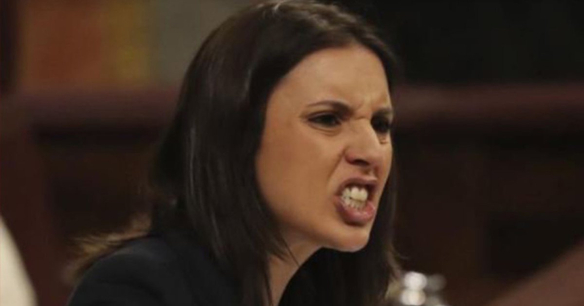 capTercio's tweet photo. Yolanda Díaz e Irene Montero cambiaron dos veces la misma ley en un solo día y el BOE no sabe ahora cuál está en vigor.
Y luego se sorprenden que Ferrovial se vaya de España por falta de seguridad jurídica. https://t.co/mj2UHkidbF