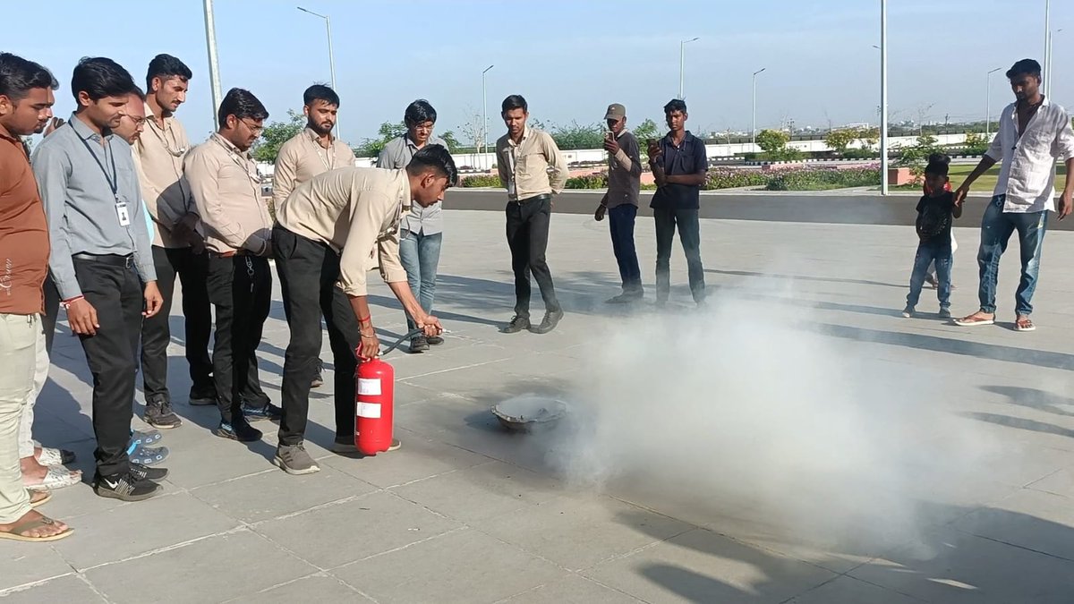 #NationalFireServiceDay2023 Fire safety & how to use of extinguisher training session organised at @RSCBhavnagar.
@InfoGujcost
@dstGujarat 
@narottamsahoo 
@GKGoswami9