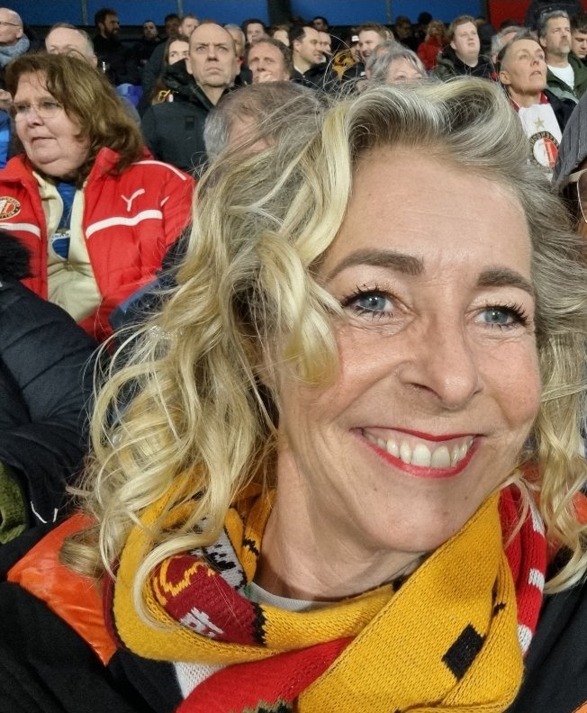 Roffahof's tweet photo. Ik ben gisteren rondom de Kuip mijn sjaal verloren uit 2015 #feyroma. Mijn dochter heet Roma, dus voor mij heeft hij veel betekenis. Wie oh wie heeft hem misschien gevonden of kan mij helpen aan een nieuwe? #Feyenoord
Retweet = ❤️ https://t.co/jAORfuAyWP