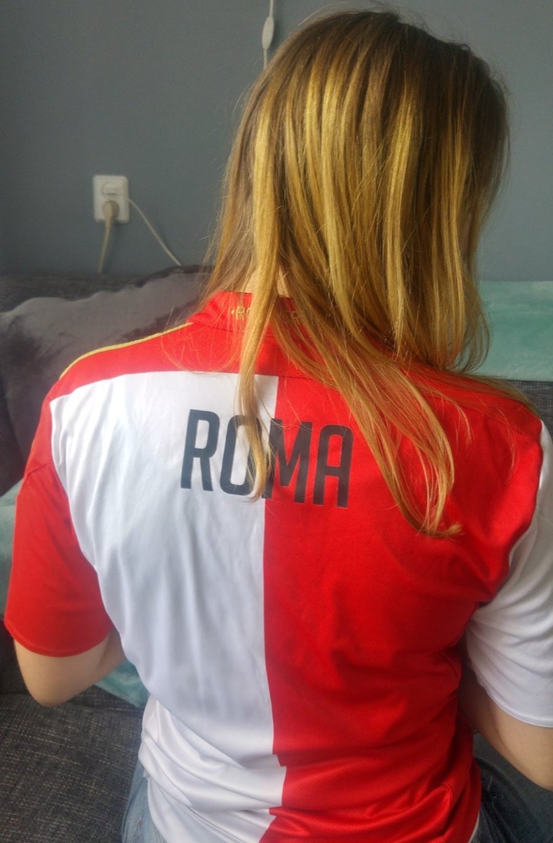 Roffahof's tweet photo. Ik ben gisteren rondom de Kuip mijn sjaal verloren uit 2015 #feyroma. Mijn dochter heet Roma, dus voor mij heeft hij veel betekenis. Wie oh wie heeft hem misschien gevonden of kan mij helpen aan een nieuwe? #Feyenoord
Retweet = ❤️ https://t.co/jAORfuAyWP