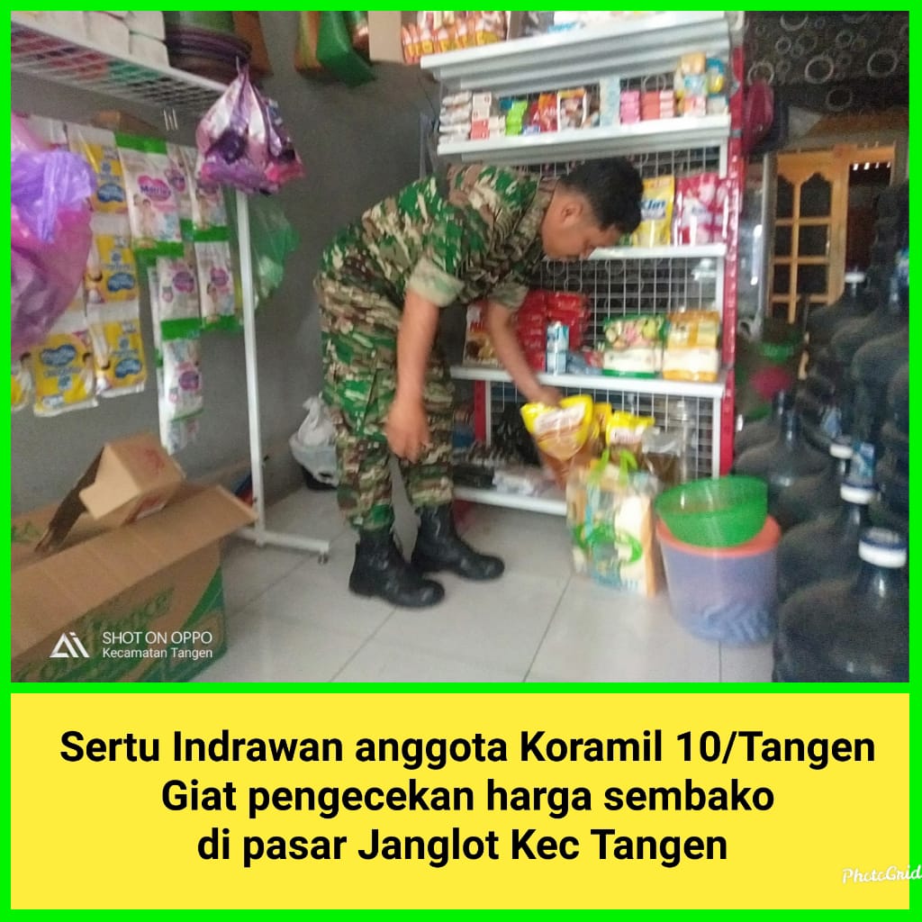 Sertu Indrawan anggota Koramil 10/Tangen melaksanakan giat pengecekan harga sembako di pasar Janglot Kec. Tangen