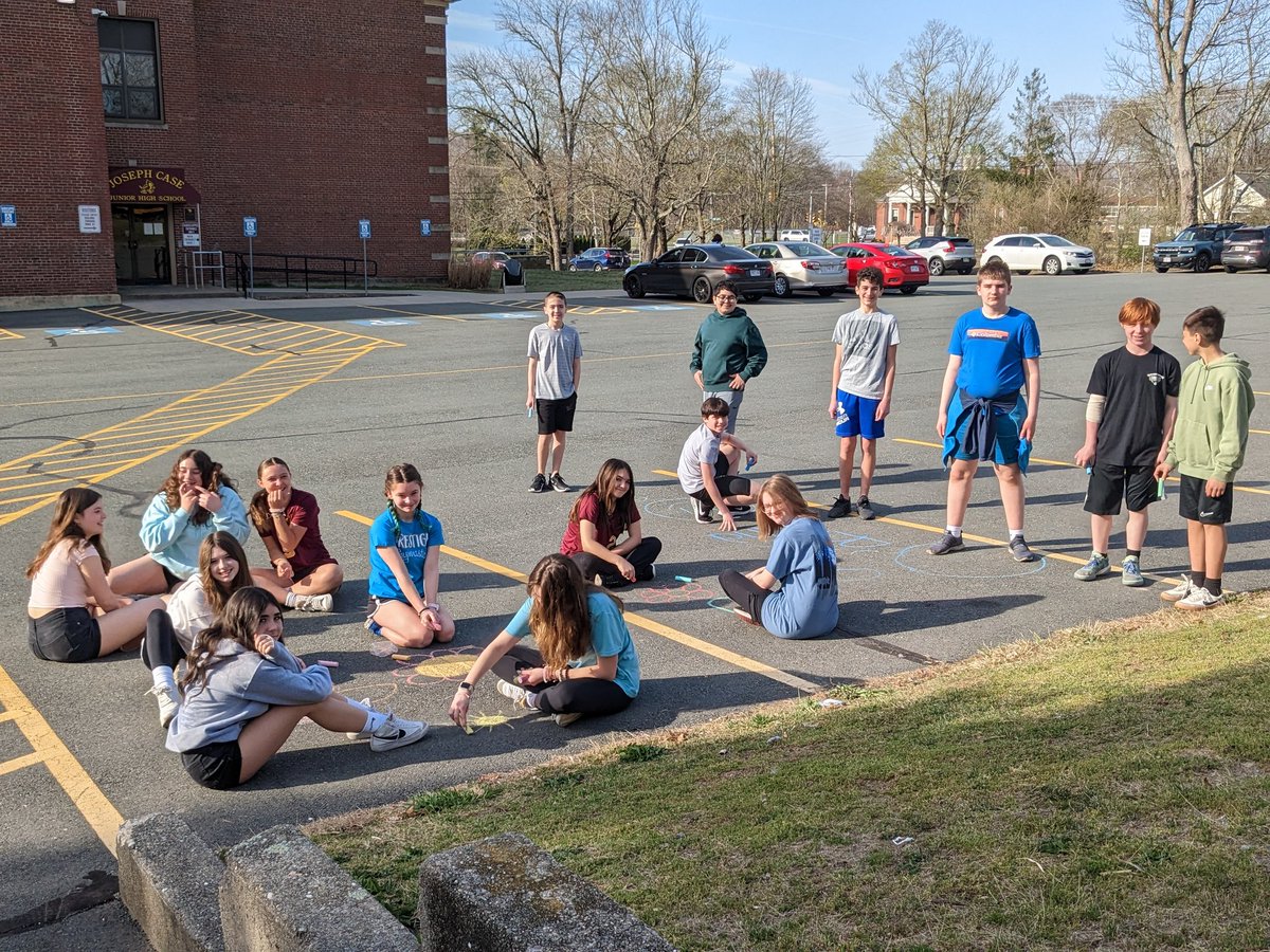 CJHSVisualArt's tweet image. Beautiful day for chalk drawings! #spreadingkindness