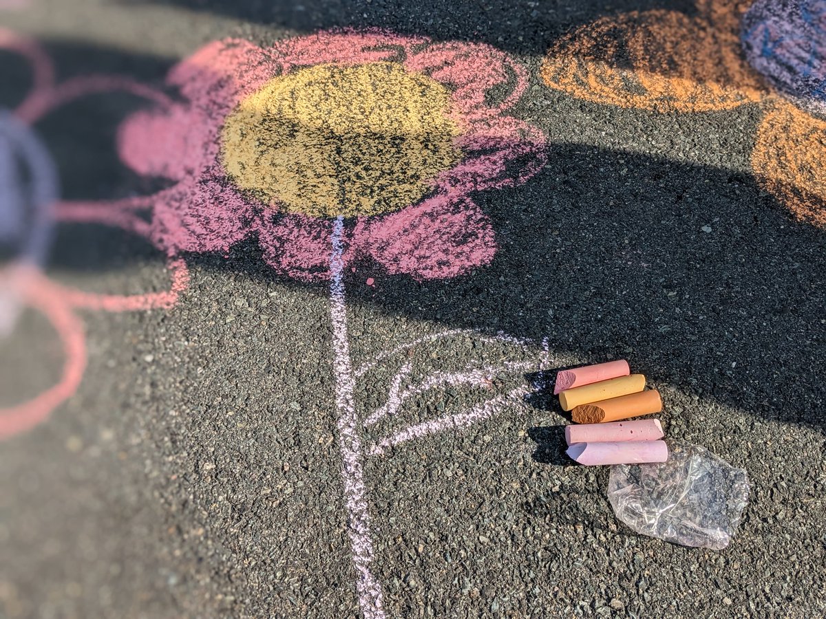 CJHSVisualArt's tweet image. Beautiful day for chalk drawings! #spreadingkindness