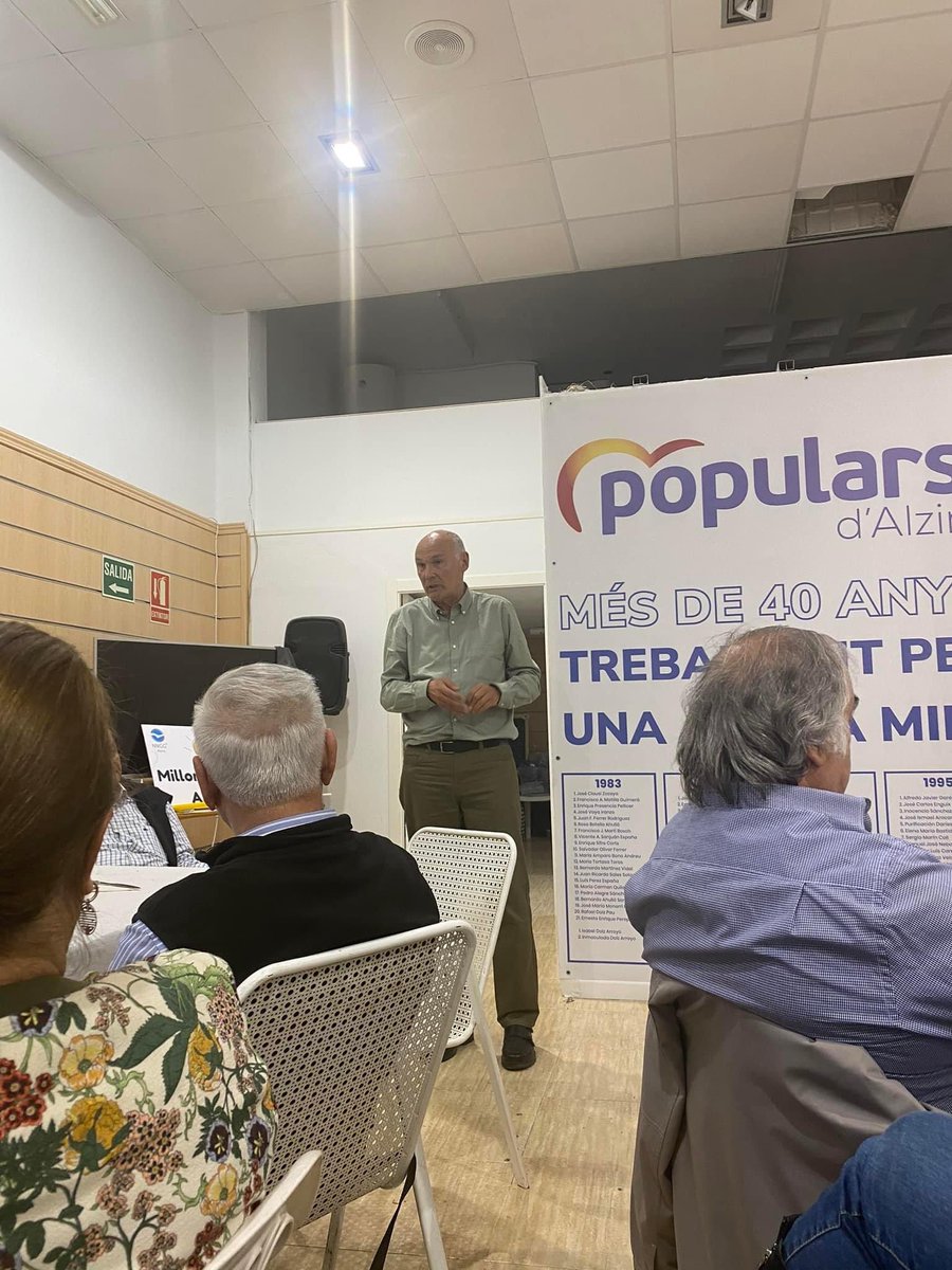 Anoche, reunidos en la cena de los jueves escuchando al presidente local, José Andrés Hernández y al candidato José Luis Palacios.