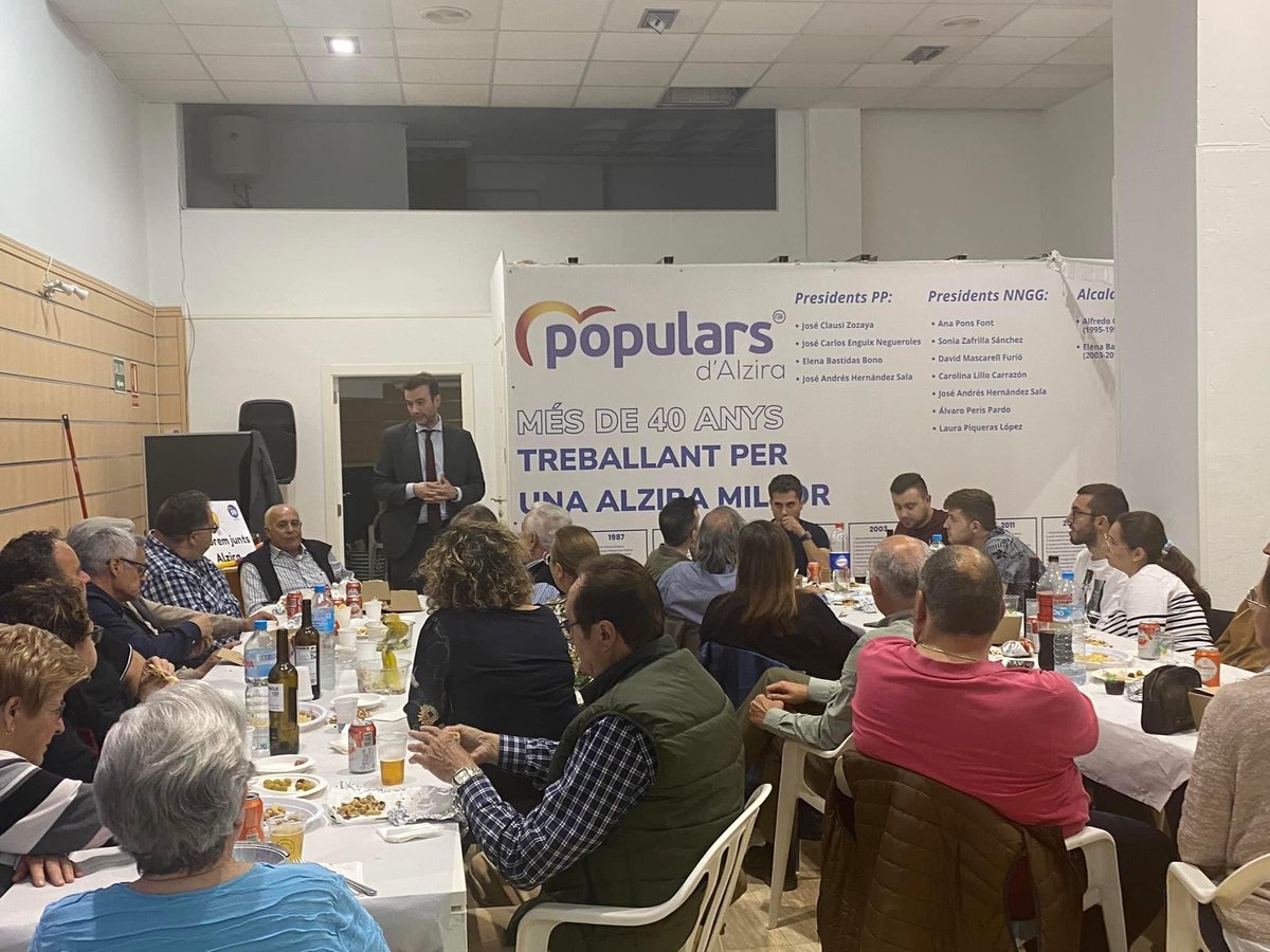 PPAlzira's tweet photo. Anoche, reunidos en la cena de los jueves escuchando al presidente local, José Andrés Hernández y al candidato José Luis Palacios. https://t.co/JrqjZ4z92e