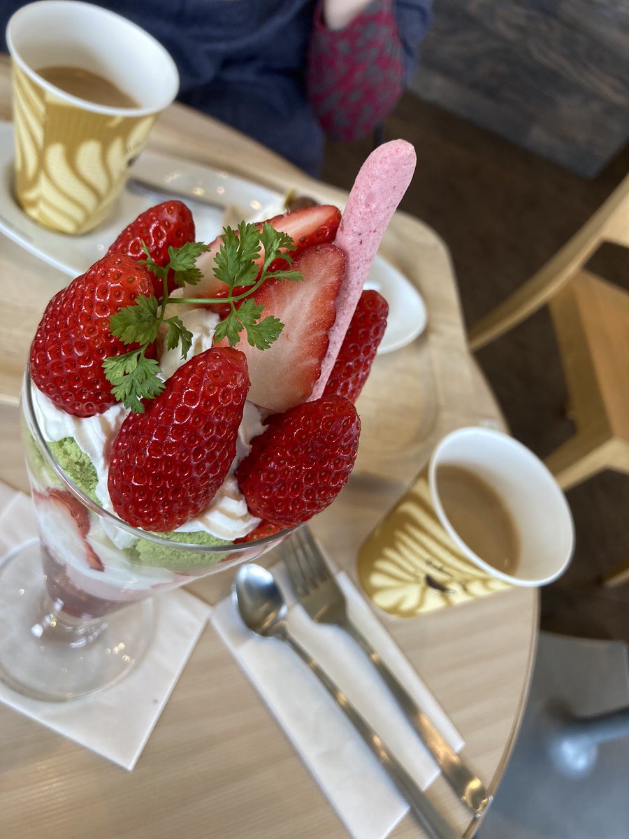 miwacoffee's tweet photo. 久しぶりに、大好きなお店に行ってきました🍓
店員さんに「パフェ、かなり大きいですよー」と確認されたけど、母にいちご１コあげただけで、ほぼ私ひとりで食べました🥰
いちごと、パフェと、コーヒー、
それと親孝行でー、

幸せ☕️💕

#信州里の菓工房
#いちごパフェ  
#コーヒー好き https://t.co/wrKoHsesLf