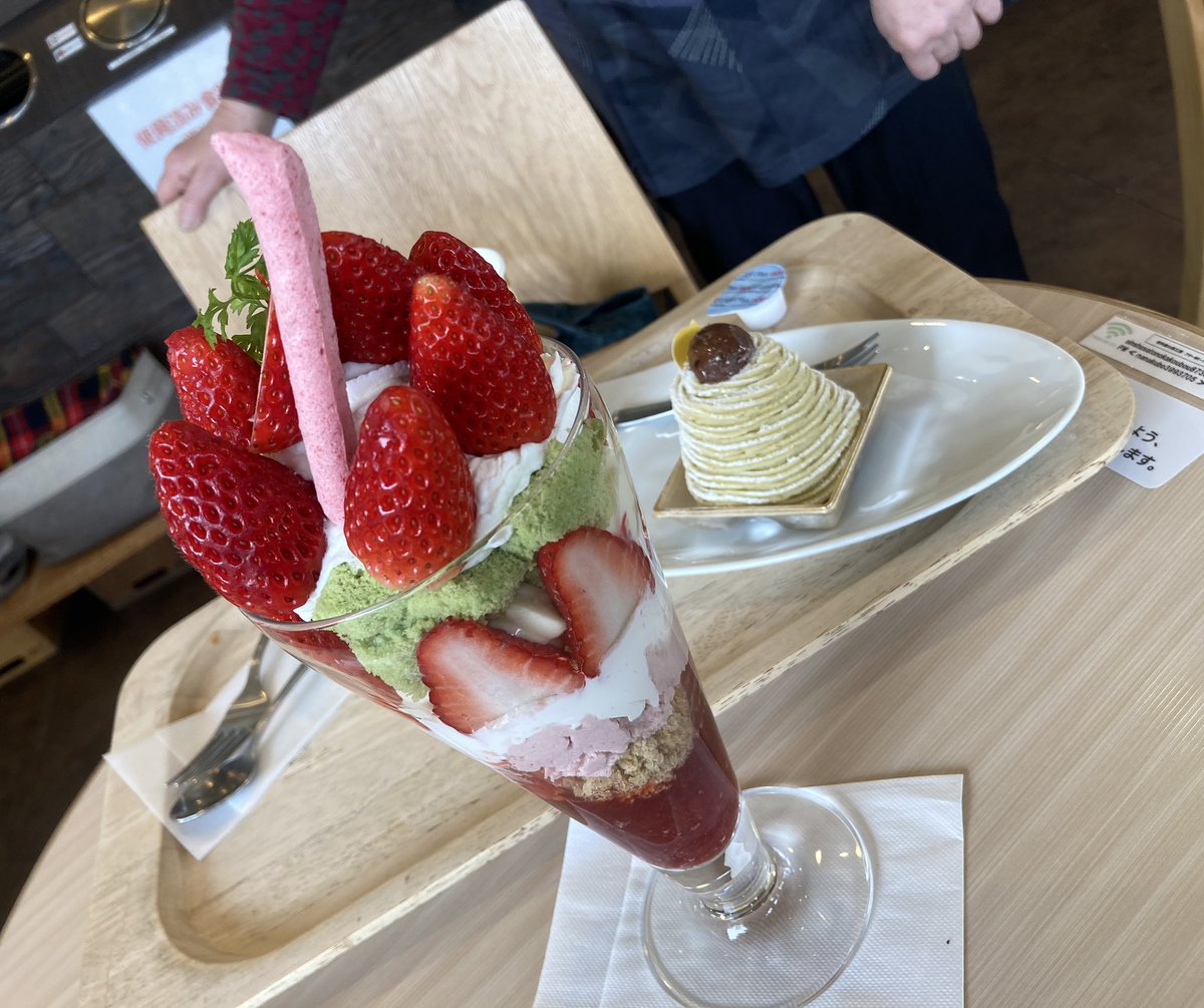 miwacoffee's tweet photo. 久しぶりに、大好きなお店に行ってきました🍓
店員さんに「パフェ、かなり大きいですよー」と確認されたけど、母にいちご１コあげただけで、ほぼ私ひとりで食べました🥰
いちごと、パフェと、コーヒー、
それと親孝行でー、

幸せ☕️💕

#信州里の菓工房
#いちごパフェ  
#コーヒー好き https://t.co/wrKoHsesLf