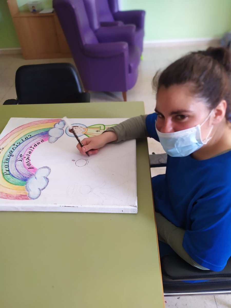 HospitalariasGr's tweet photo. El CD #Realidad2003 realizando algunas manualidades artísticas para la participación en el concurso de arte para la festividad de #SanBenitoMenni2023 #ProtagonistasDeHospitalidad https://t.co/agnJf0KtHY