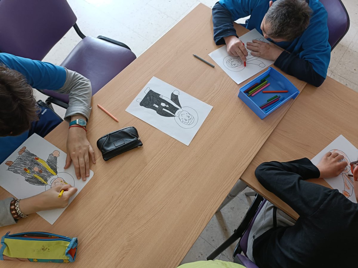 HospitalariasGr's tweet photo. El CD #Realidad2003 realizando algunas manualidades artísticas para la participación en el concurso de arte para la festividad de #SanBenitoMenni2023 #ProtagonistasDeHospitalidad https://t.co/agnJf0KtHY