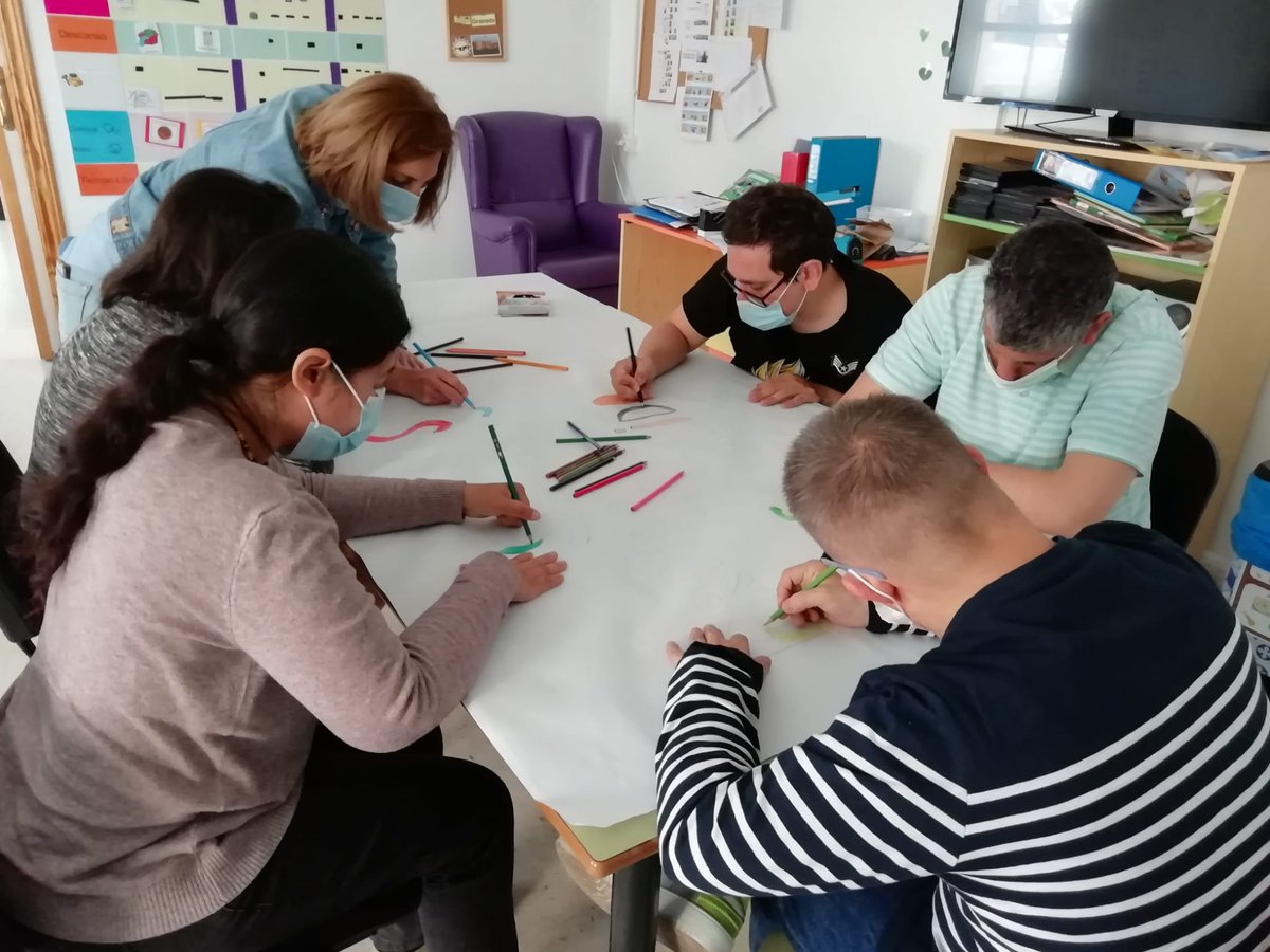 HospitalariasGr's tweet photo. El CD #Realidad2003 realizando algunas manualidades artísticas para la participación en el concurso de arte para la festividad de #SanBenitoMenni2023 #ProtagonistasDeHospitalidad https://t.co/agnJf0KtHY