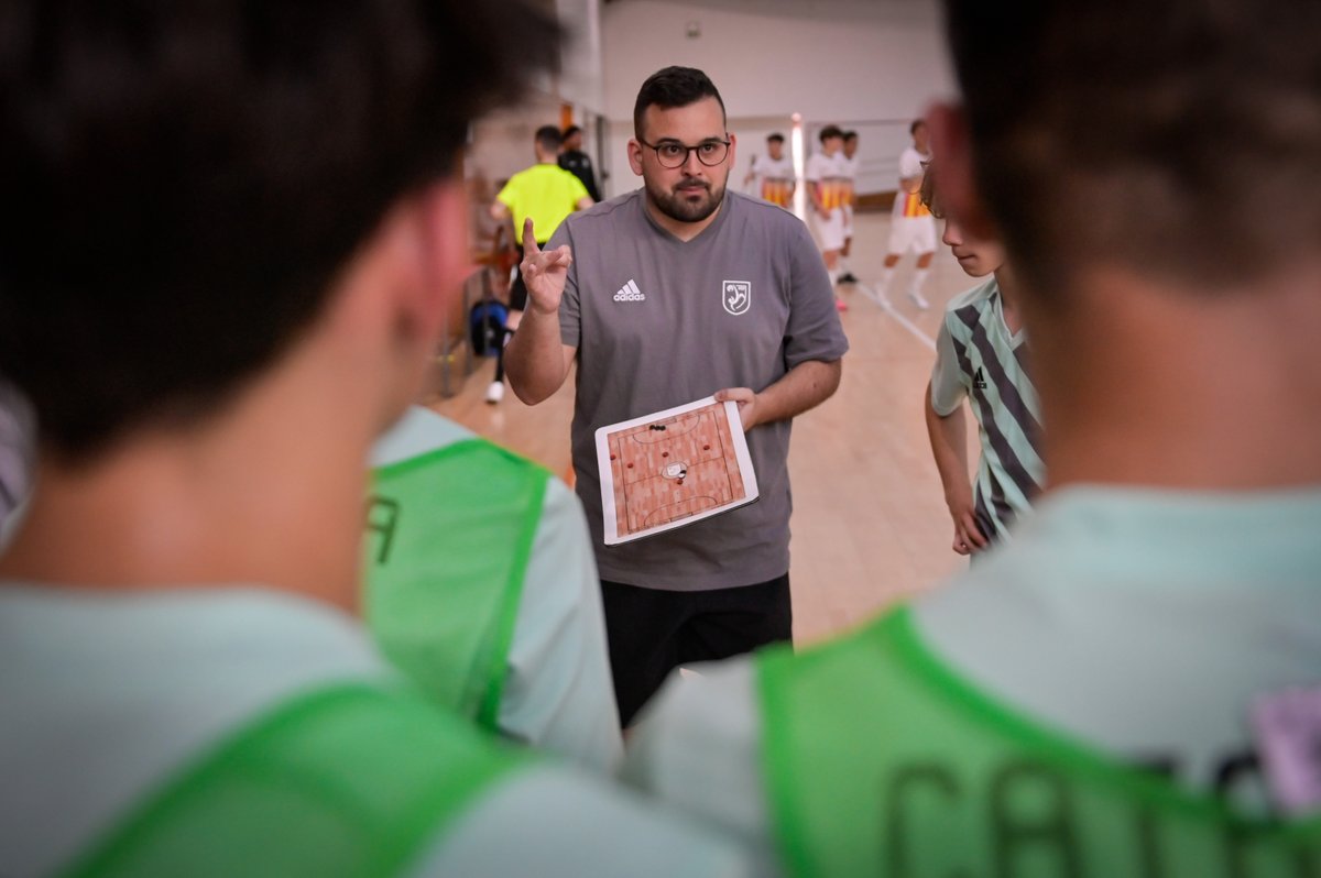 FCF_CAT's tweet photo. 🗣️ Jordi Barrero: ‘’No tenim marge d’error. Tots els partits són una final i amb aquesta mentalitat anem’’
🟡🔴 Catalunya Infantil masculina debutarà el dimecres al Campionat d'Espanya de futbol sala
📝: https://t.co/db9cm43Cp3
🎥: https://t.co/LawXP2ZZbA
#InfantilFS https://t.co/RE0uVKpKFB