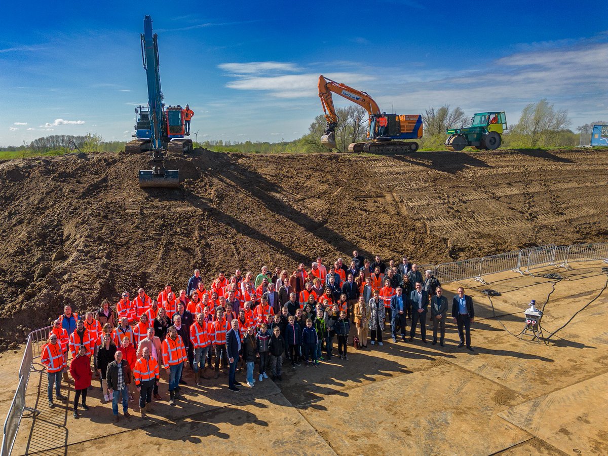 We zijn gestart! 🎉 Vandaag werden de elektrische materieelstukken, die bouwcombinatie Mekante Diek (Ploegam, #VanOord &amp; <a href="/DuraVermeer/">Dura Vermeer</a>) gaat inzetten voor de Dijkversterking Tiel-Waardenburg, officieel 'aan' gezet. 🔌 Een mooie mijlpaal! ploegam.nl/nieuws/startse…
#dijkwerkers #hwbp