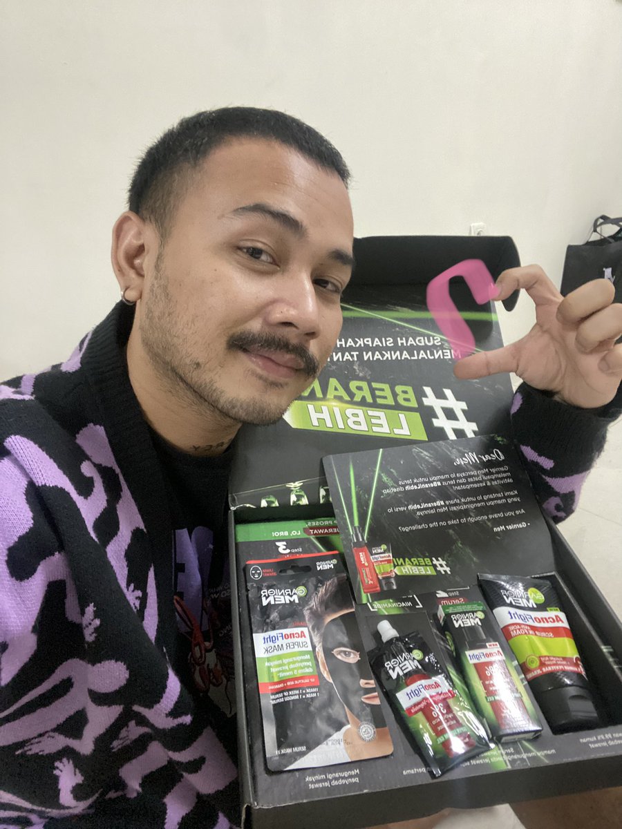 cursedkidd's tweet photo. sbagai cwo cool aku hrus rjin skincare, soalna klo pas jerawatan hruss #BeraniLebih bwt lawan jerawatku biar hilang n gk muncul lgii, jdi klo pas pap selfie smua org senyum2 lihat fotoku https://t.co/bIgBswfKne