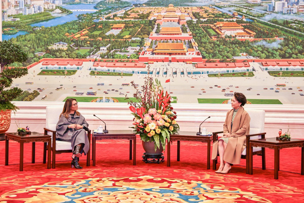 JanjaLula's tweet photo. Em Pequim, encontrei com Peng Liyuan, esposa do presidente Xi Jinping, no Palácio do Povo. Conversamos sobre minhas impressões da China e ela me contou que, do Brasil, conhece o Rio de Janeiro, Cristo Redentor e churrasco. https://t.co/qACRIUPh1q