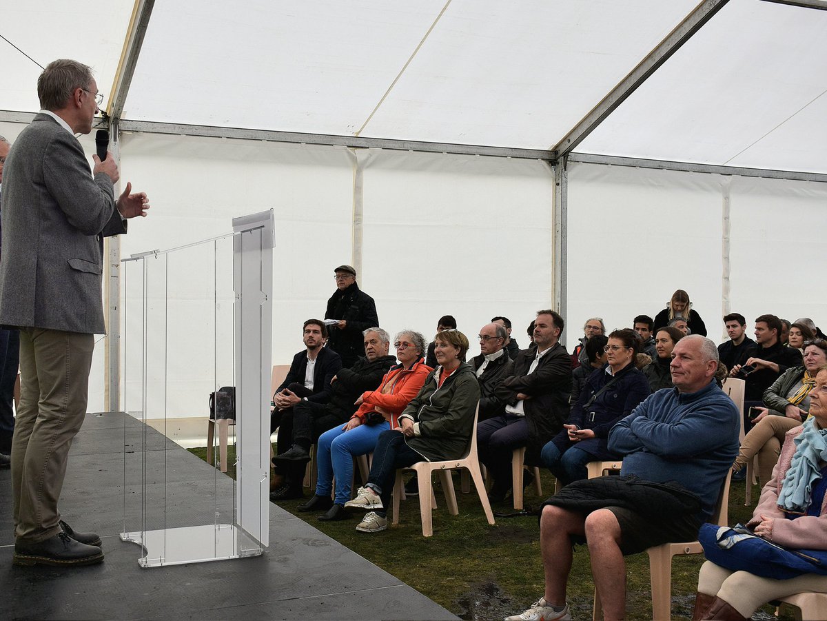 🌱 Inauguration aujourd’hui de la centrale photovoltaïque sur la colline du Bourgailh à #Pessac ➡ un bel exemple de transformation d’un site pollué et impropre à la construction vers une production d'énergie verte pour 2 500 foyers.