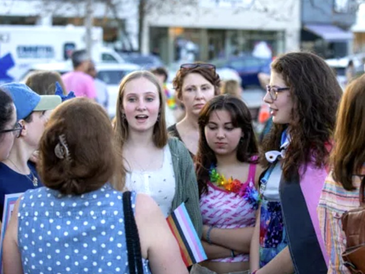 figcitynews's tweet photo. Groups demonstrate for and against drag show and ToBeGlad Day at Newton North HS. #newtonma https://t.co/AQnni0A9rf https://t.co/OyLLtyckbK