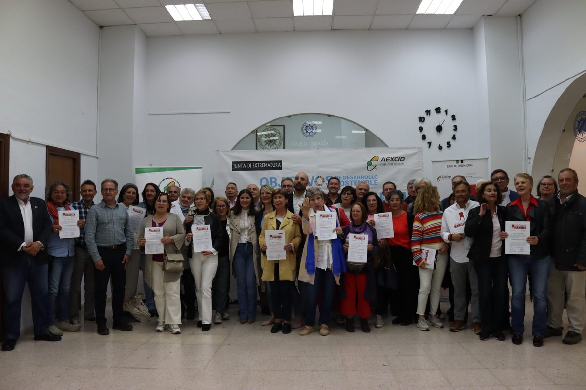 igualdadEXT's tweet photo. 📢La consejera de Igualdad y Cooperación para el Desarrollo, Isabel Gil Rosiña, clausura el #programamandela en el que han participado 40 mayores interesados en cooperación y solidaridad internacional. Programa de la @AEXCID_ ejecutado por @up_aupex
@ja_calle @Junta_Ex https://t.co/mufYKUx2tL